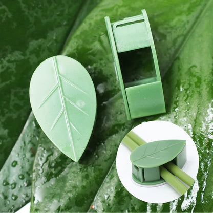 Clips en forme de feuille, ouverts et fermés, sur une grande feuille verte
