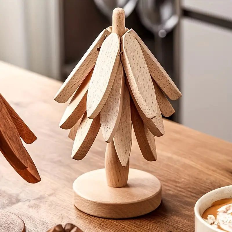 Sapin en bois de hêtre clair sur sa base ronde