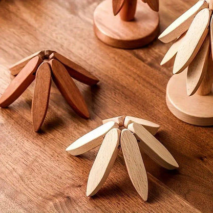 Dessous de plat en bois déplié en étoile à côté du sapin