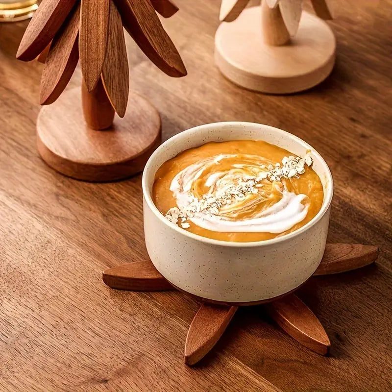 Bol de soupe posé sur un dessous de plat en bois en forme de fleur