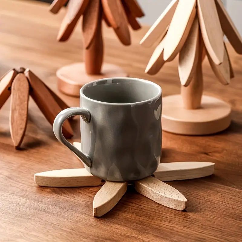 Tasse grise posée sur un dessous de plat en bois clair déplié
