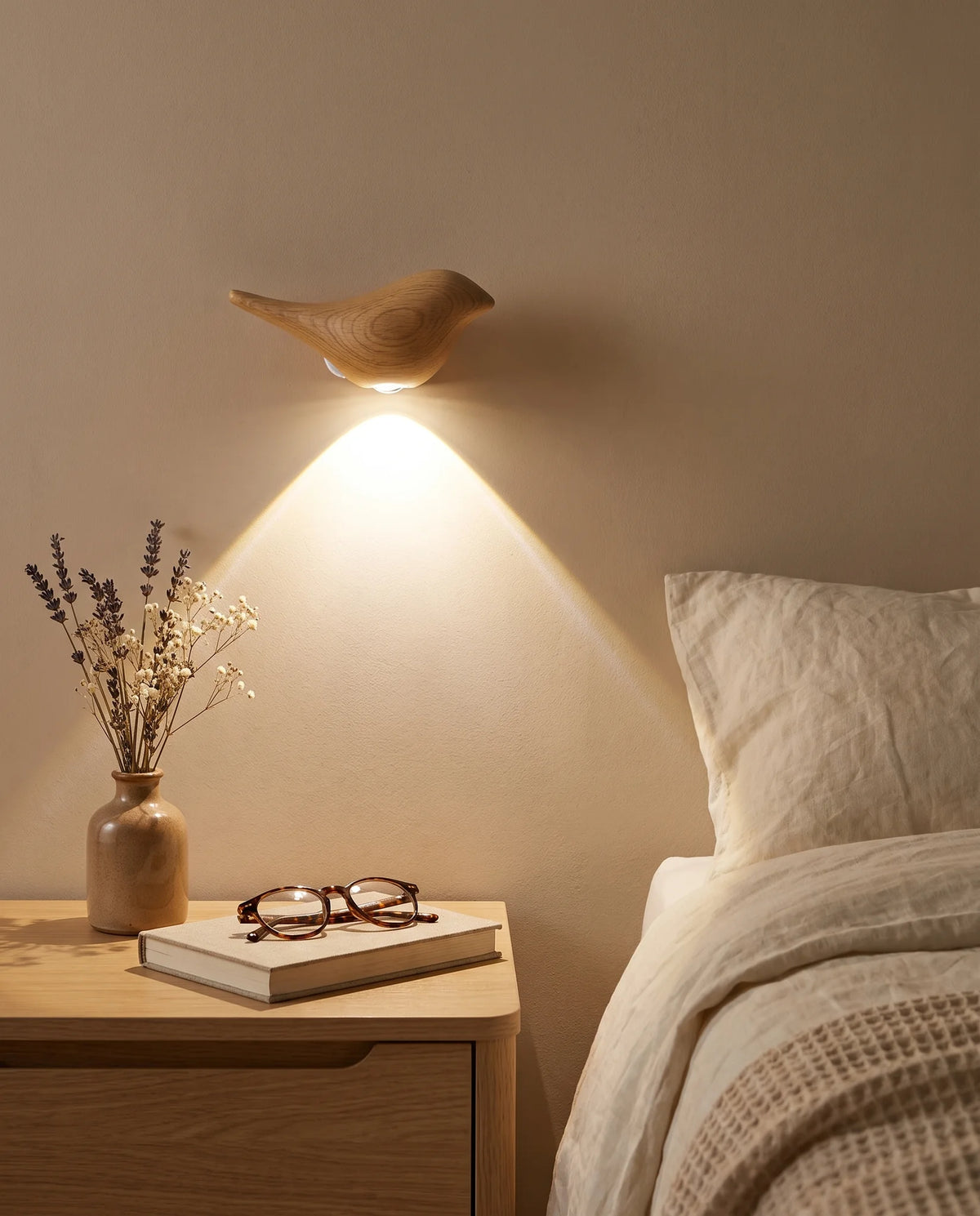 Mes petits oiseaux de nuit, oiseau en bois clair lumineux au-dessus d'une table de chevet | Jardin de Mamie