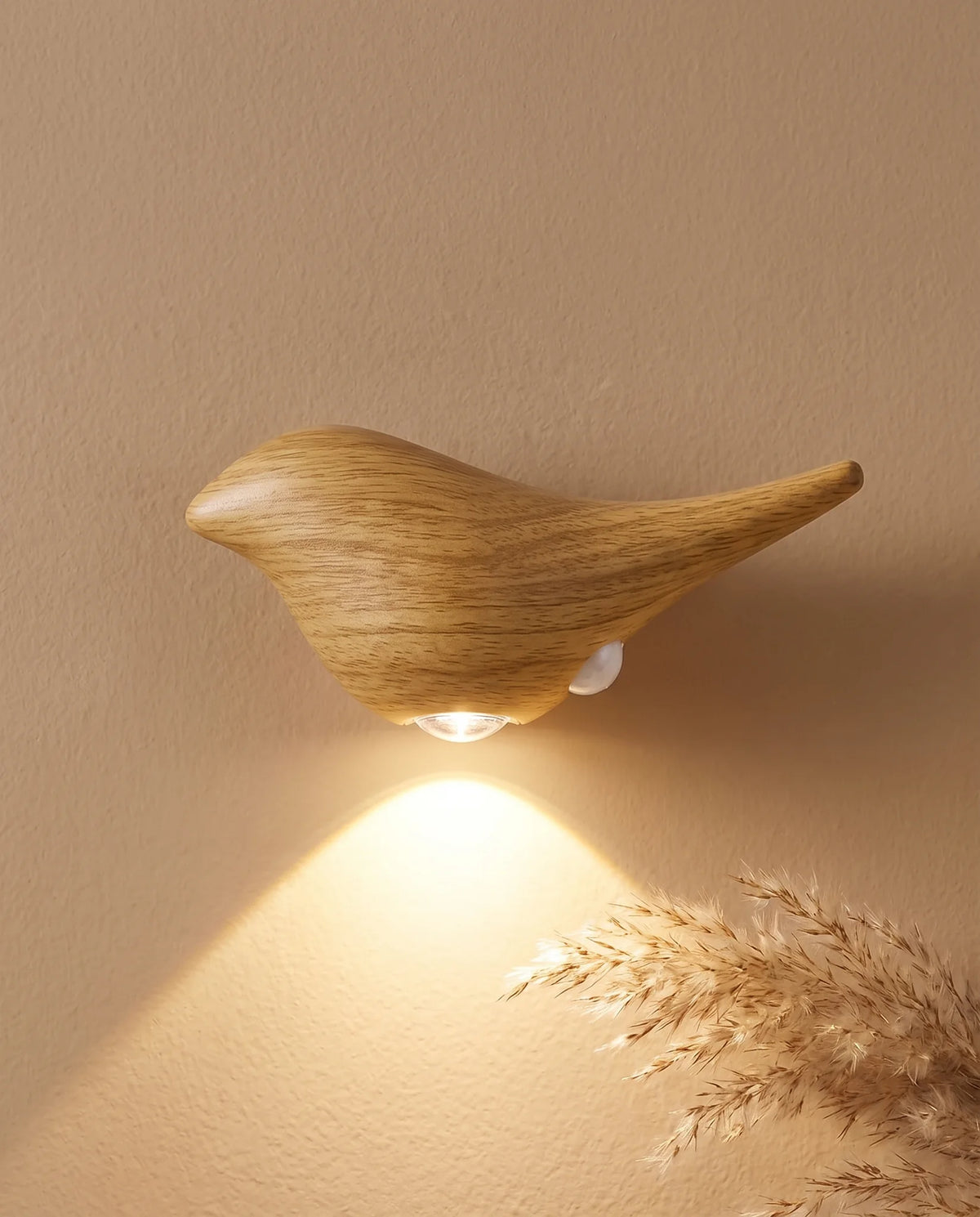 Mes petits oiseaux de nuit, gros plan d'un oiseau en bois clair allumé | Jardin de Mamie