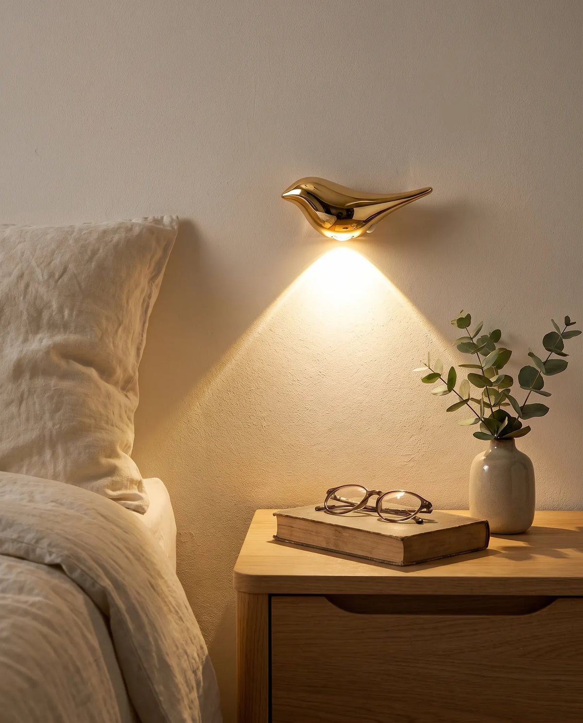 Mes petits oiseaux de nuit, oiseau doré lumineux au-dessus d'une table de chevet | Jardin de Mamie
