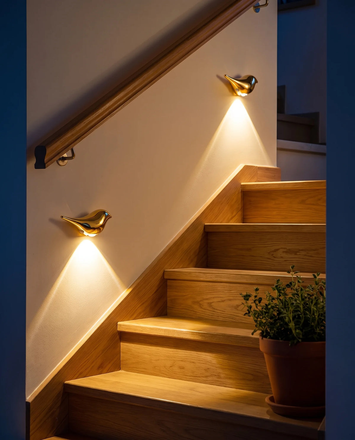 Mes petits oiseaux de nuit, deux oiseaux dorés allumés dans un escalier la nuit | Jardin de Mamie