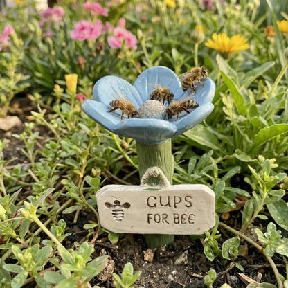 Plusieurs abeilles qui boivent dans une coupe fleur bleue