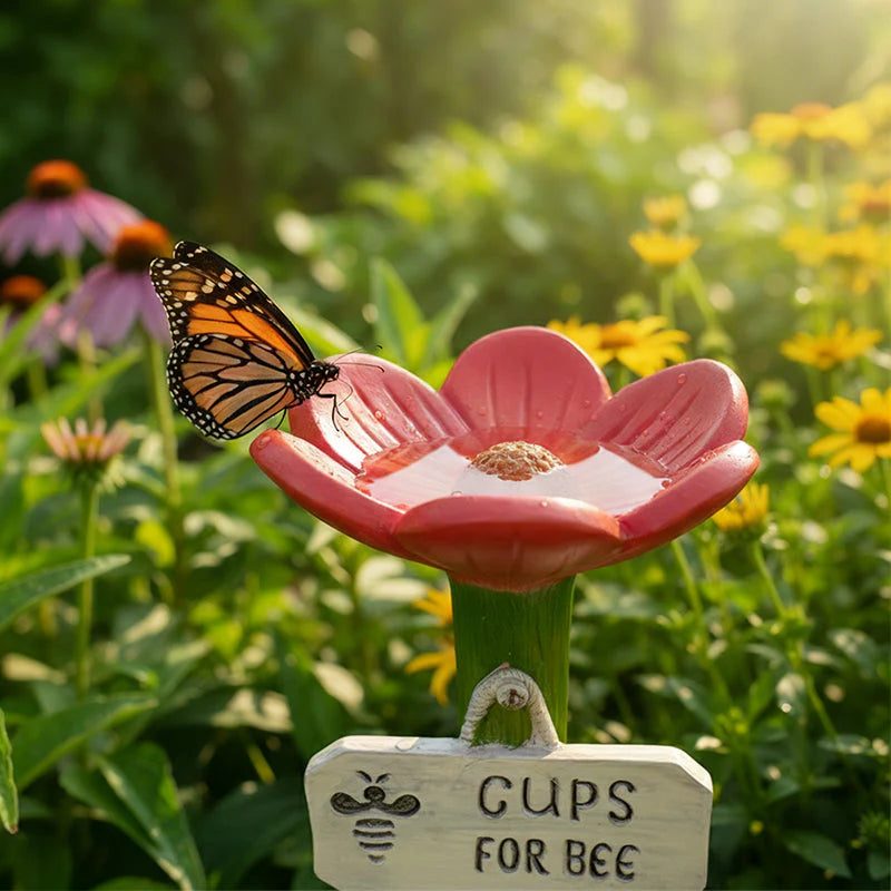 Papillon posé près d'une coupe fleur rouge et de son étiquette