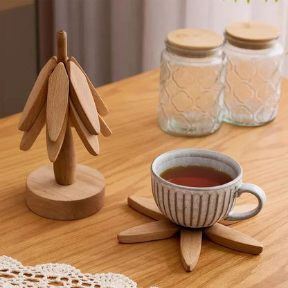 Tasse de thé sur un dessous de plat en bois, à côté du sapin en bois