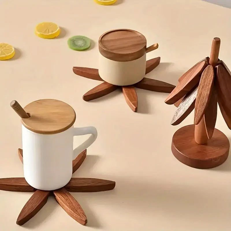 Mug blanc sur un dessous de plat en bois sombre, à côté du sapin