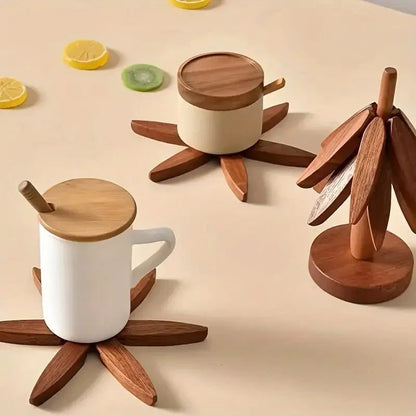 Mug blanc sur un dessous de plat en bois sombre, à côté du sapin